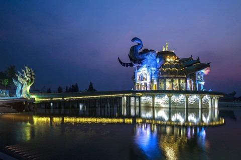 Seven-headed Naga serpent in front of the Elephant Temple Thep Wittayakhom Vihara