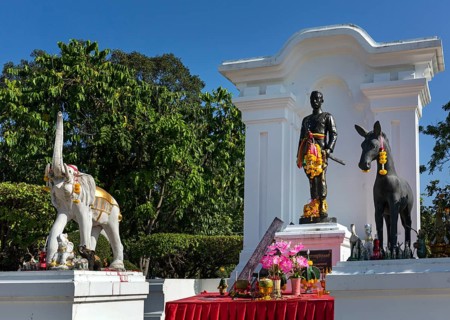 Phra Pathum Worarat monument in Thung Si Muang Park