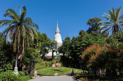 Clock in front of the stupa of Wat Phnom