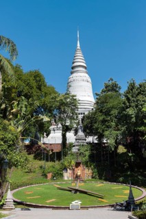 Clock in front of the stupa of Wat Phnom
