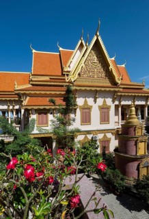 Wat Langka on Sihanouk Boulevard with Stupa