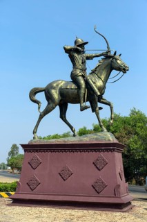 Equestrian monument on National Highway 7