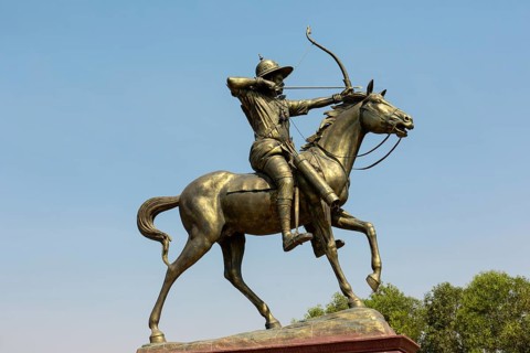 Equestrian monument on National Highway 7