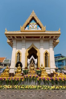 Golden Buddha statues in the courtyard of the Wat Traimit Temple