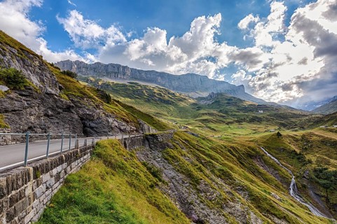 Klausen Pass road