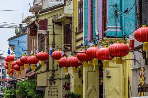Hauserfront with red lanterns in the Chinatown district of Kampung Bakar Batu