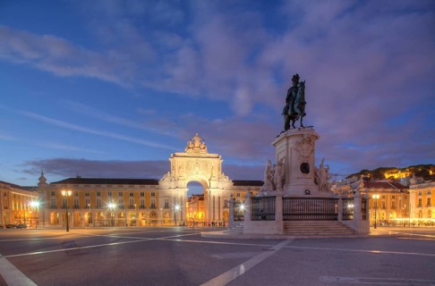 Arco da Vitoria and equestrian statue of King Jose I. at the Praca do Commercio at dusk