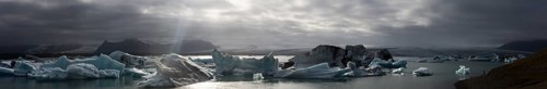 Glacier lagoon of Jokulsarlon in front of the glaciers of Vatnajokull