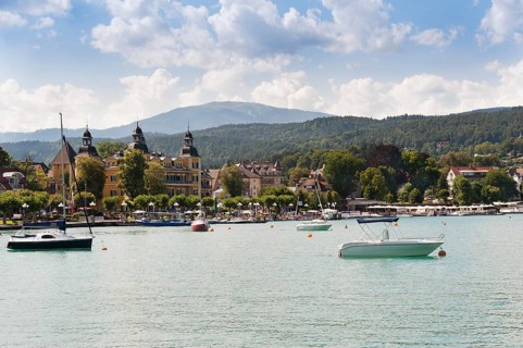 Schloss Velden on the west bank of lake Worthersee
