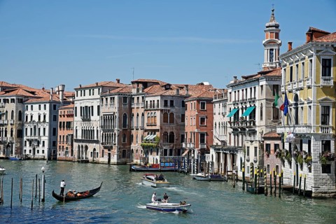 Palaces and boats on Grand Canal