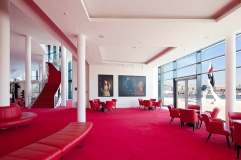 Light-flooded foyer with views of the city