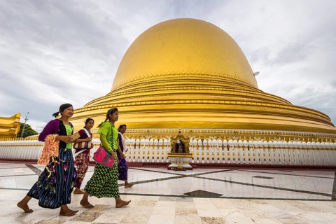 Girls walk in front of Kaunghmudaw pagoda or Yaza Mani Sula Kaunghmudaw or Rajamanicula