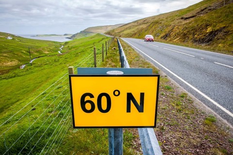 The 60th northern degree of latitude intersects the road A 970 on Mainland