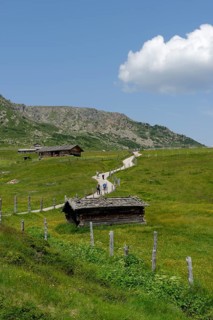 Alpine huts on the way to the Totenkirchlein chapel