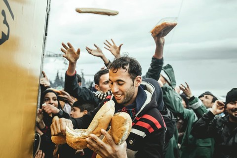 Distribution of food by Greek volunteers