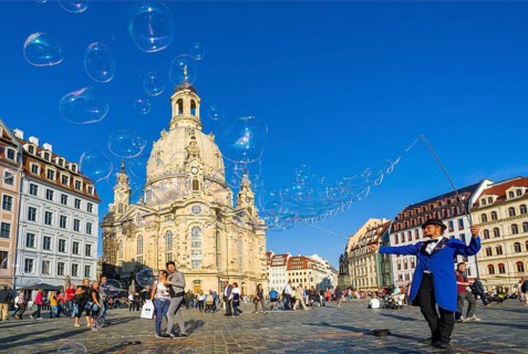 Man making big bubbles on Neumarkt in front of Church of our Lady