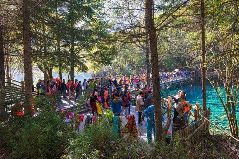 Crowd on a footbridge over Colorful Lake