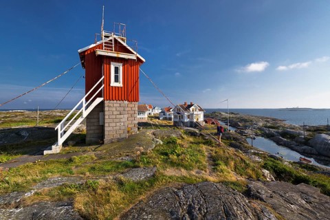The old beacon tower on Lotsutkiken island