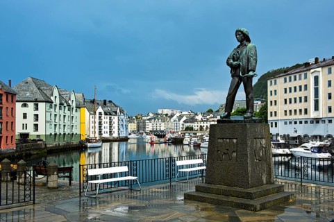 Fisher boy monument of Knut Skinnarland on the Apotekertorget Square