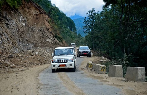 Cars on the narrow Thimphu Punakha Highway