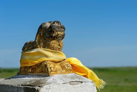 Sculpture of lion with yellow prayer shawl