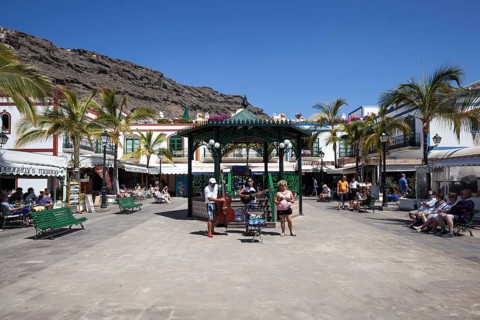 Street musicians in front of a gazebo