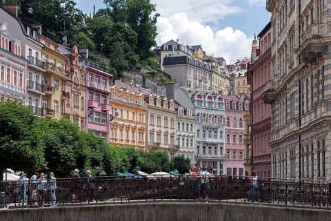 Vridelni housing row