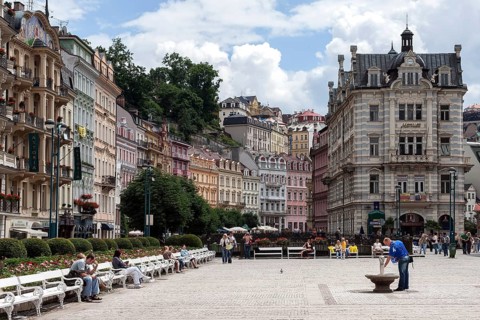 Vridelni housing row
