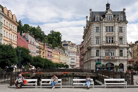 Vridelni housing row and Tepla River