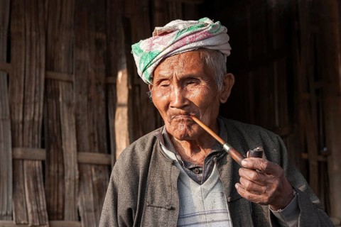 Old local man from the tribe of the Palaung smoking a pipe