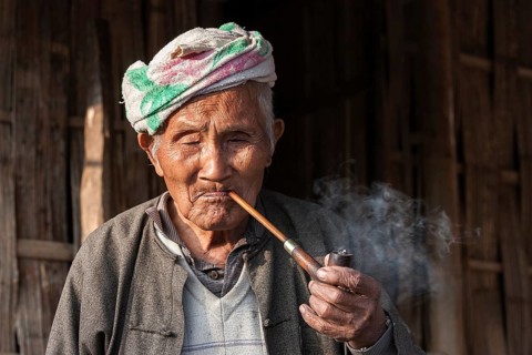 Old local man from the tribe of the Palaung smoking a pipe