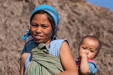 Native woman with toddler from the tribe of the Lahu in a mountain village near Pin Tauk