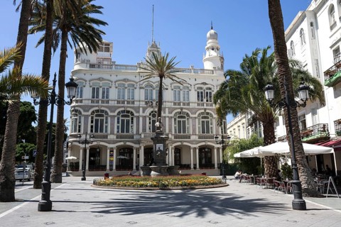 Plaza de Cairasco with Cabinete Literario