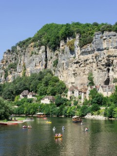 Excursion boats and kayaks on the Dordogne river