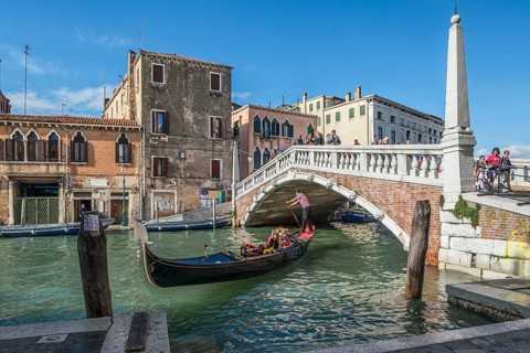 Gondola on the Ponte delle Guglie