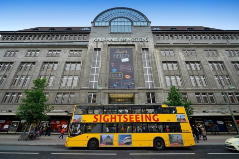 Sightseeing bus in front of the shopping center KaDeWe