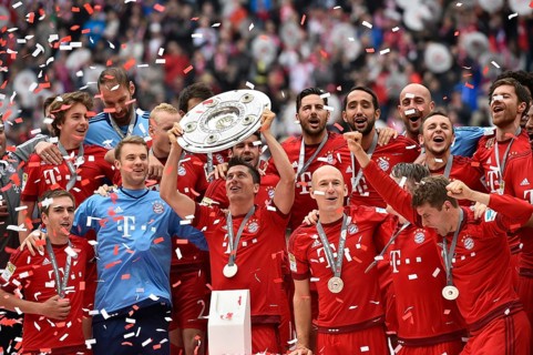 Robert Lewandowski holding championship trophy