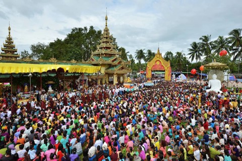 Pilgrims' procession to the Shwe Taung Zar Pagoda