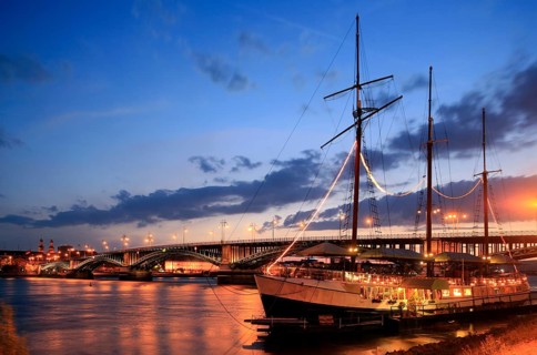 Restaurant ship with Theodor Heuss Bridge connecting the Hessian Mainz-Kastel with the Palatinate Mainz