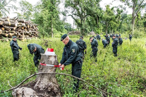 Police searching for traces of the missing woman Annette L. in the forest