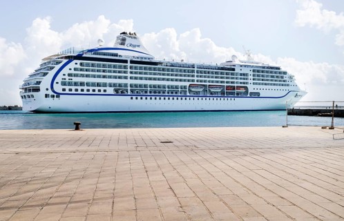 Cruise ship Regent of the shipping company Seven Seas Mariner leaves port