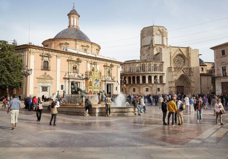 Plaza de la Virgen with the Cathedral and Basilica de Virgen de Los Desamparados
