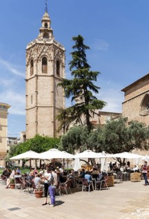 Pavement cafe and tourists in front of the Cathedral