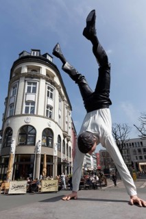 Sculpture A new successful day by Guillaume Bijl