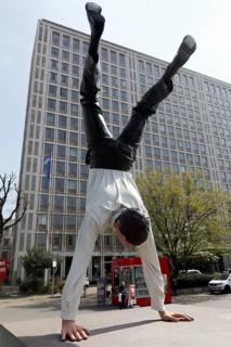 Sculpture A new successful day by Guillaume Bijl