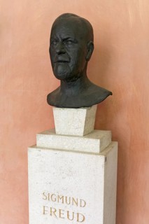 Sigmund Freud bust in the arcaded courtyard of the University of Vienna