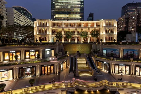 Luxury hotel Hullet House and shopping arcades
