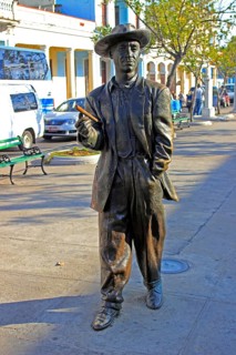 Sculpture of Benny More