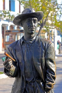 Sculpture of Benny More