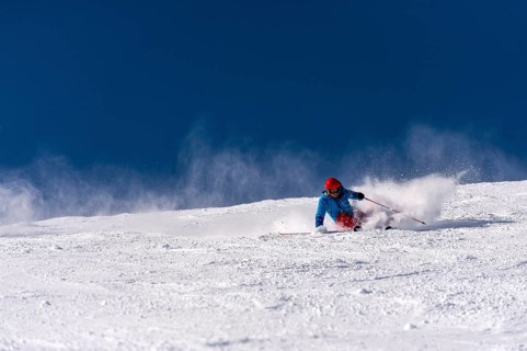 Extreme turns skier